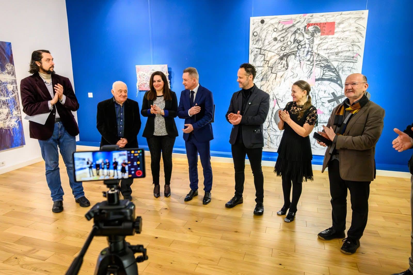 Structuri Fluide și Priviri Repetate. Găsește-ți Propria Realitate! Structuri Fluide și Priviri Repetate. Găsește-ți Propria Realitate!